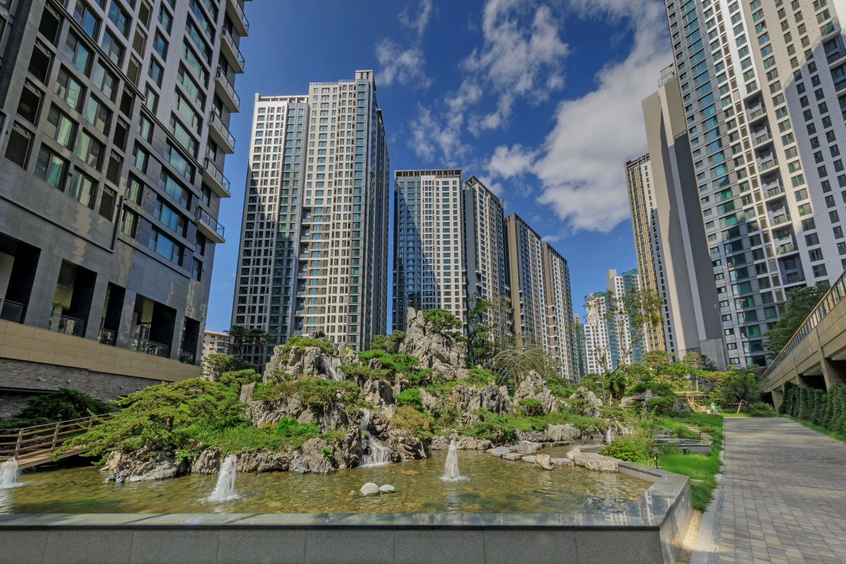 ▲‘서초 그랑 자이’ 아파트에 조성된 ‘진경산수원’과 수경시설이 어우러진 ‘포시즌 캐널’ 전경. ()
(사진제공=GS건설)