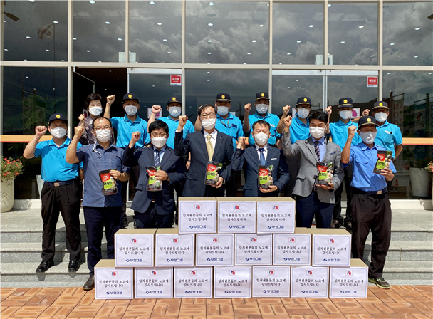 ▲부영주택 직원들과 아파트 경비근로원들이 말복을 맞아 받은 지급된 삼계탕을 들고 기념촬영을 하고 있다. (사진제공=부영주택)