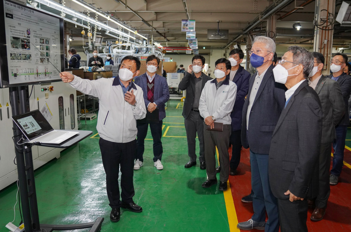 ▲LG전자는 18일 생산라인 자동화 등 혁신활동을 펼친 우수협력사 12곳을 선정하고 상패와 함께 각각 포상금 5천만 원씩 총 6억 원을 전달했다. LG전자 대표이사 CEO 권봉석 사장(앞줄 오른쪽에서 두 번째)은 이날 우수협력사 가운데 한 곳인 신성델타테크(경남 창원시 소재)를 직접 방문해 상패와 포상금을 전달한 후 생산라인을 살펴보고 있다. (사진제공=LG전자)