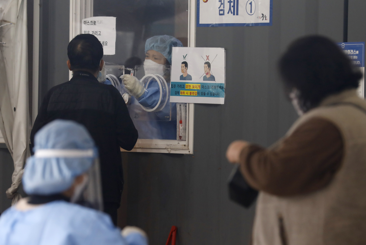 ▲0시 기준 코로나19 신규 확진자가 3,034명으로 사흘째 3000명대를 기록하고 있는 19일 서울역 코로나19 임시선별검사소를 찾은 시민이 검사를 받고 있다. (뉴시스)