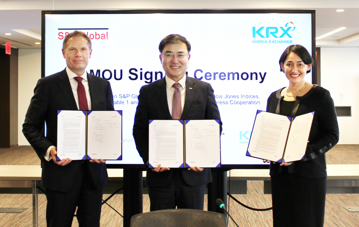 ▲ 한국거래소 손병두 이사장이 18일 오후 3시(현지시각) 뉴욕 S&P 본사에서
S&P Global 내 Sustainable 1(ESG부문) Executive Sponsor 이자 Market Intelligence(정보 부문) 대표인 마티나 청 및 S&P DJI 댄 드레이퍼 대표(지수부문)와 ESG 평가정보 제공 및 지수개발 협력을 위한 MOU 체결했다. 사진 왼쪽부터 댄 드레이퍼 S&P DJI 대표, 손병두 한국거래소 이사장, 마티나 청 Sustainable 1 사업총책임자 겸 S&P Market Intelligence 대표의 모습 (출처=한국거래소)