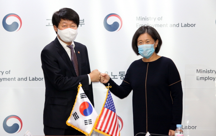 ▲안경덕 고용노동부 장관(왼쪽)과 캐서린 타이 미국 무역대표부(USTR) 대표가 19일 서울지방노동청에서 면담을 하기 전 기념촬영을 하고 있다. (사진제공=고용노동부)