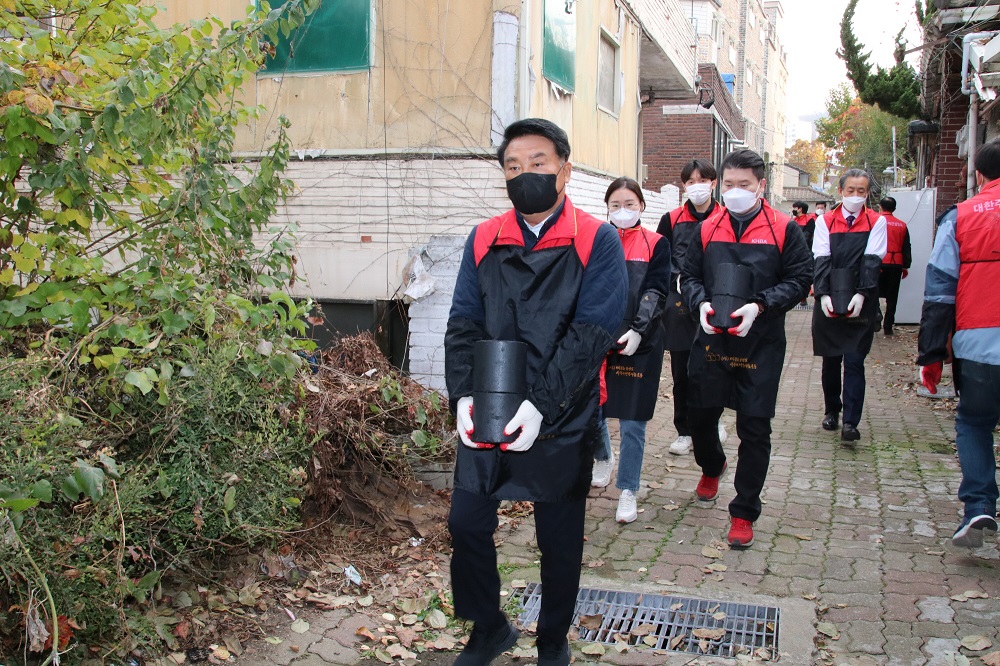 ▲박재홍(왼쪽서 첫 번째) 대한주택건설협회장이 17일 서울 동작구 일대에서 진행된 '2021년 사랑의 연탄나눔 봉사활동'에 참여해 어려운 이웃을 위한 연탄 전달에 나서고 있다. (사진제공=대한주택건설협회)