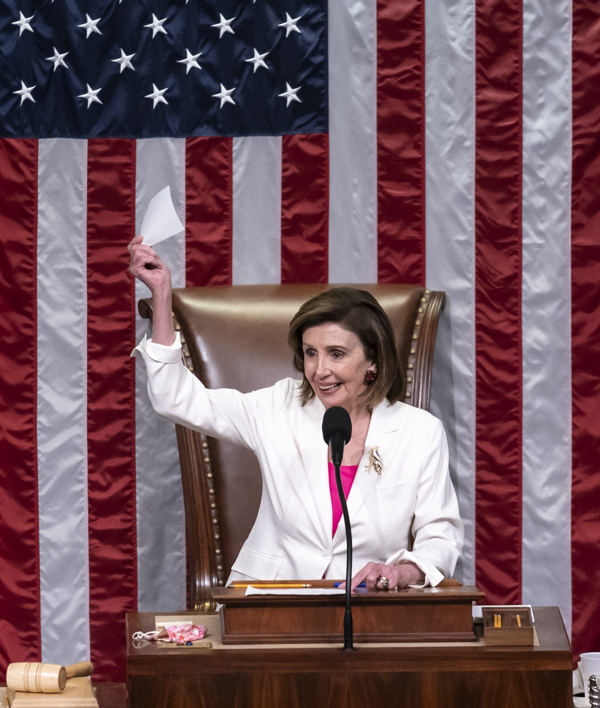 ▲낸시 펠로시 미국 하원의장이 19일(현지시간) 워싱턴 D.C 의회에서 2조달러 규모의 '더 나은 미국 재건' 법안 표결을 주재하고 있다. 워싱턴D.C/AP뉴시스

Speaker of the House Nancy Pelosi, D-Calif., presides over House passage of President Joe Biden's expansive social and environment bill, at the Capitol in Washington, Friday, Nov. 19, 2021. (AP Photo/J. Scott Applewhite)