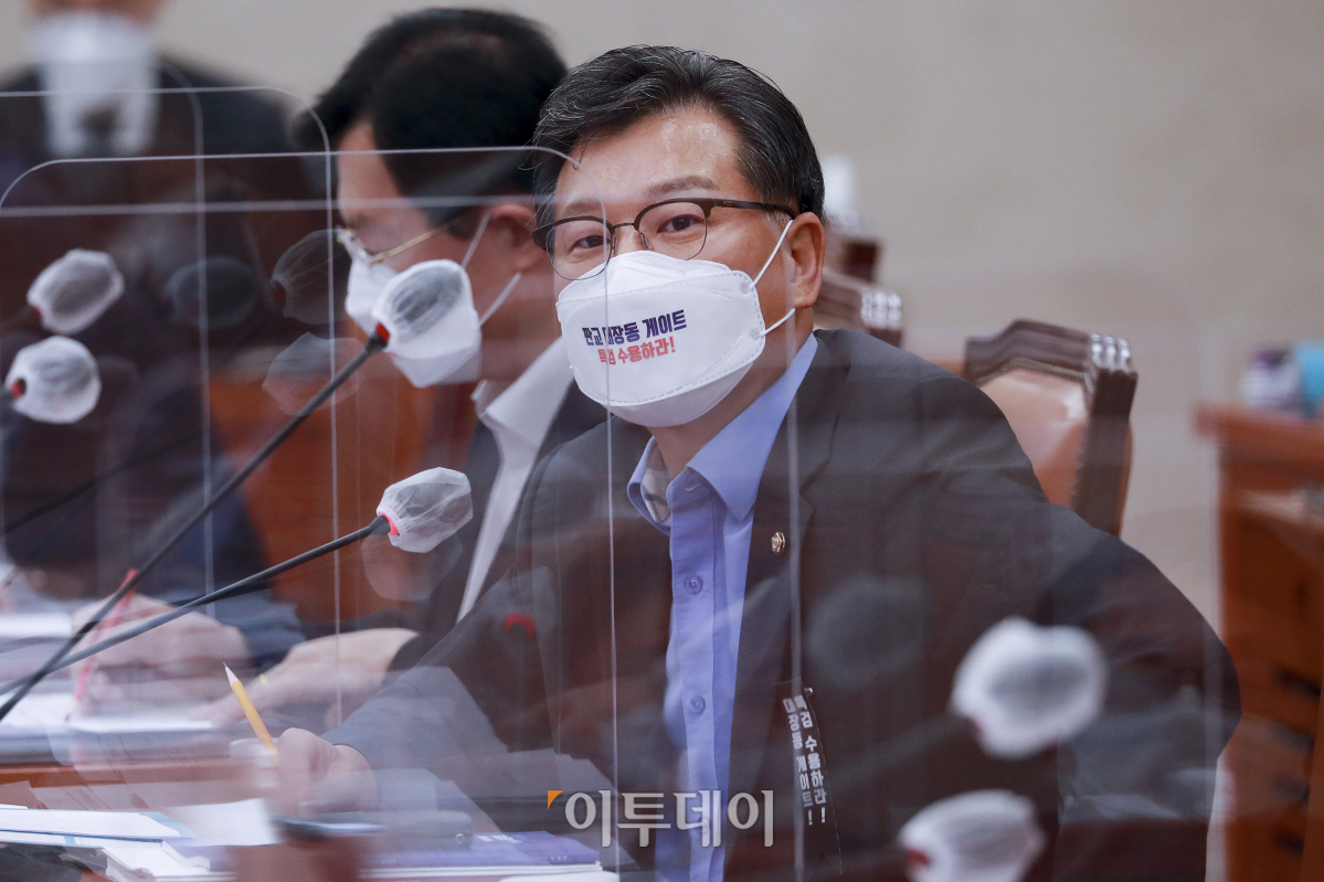 ▲이양수 국민의힘 의원이 지난달 7일 오후 서울 여의도 국회에서 열린 농림축산식품해양수산위원회의 해양수산부 국정감사에서 질의를 하고 있다. (국회사진취재단)