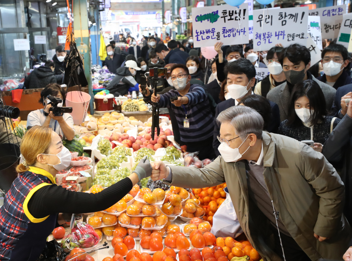 ▲이재명 더불어민주당 대선 후보가 20일 충남 논산시 화지중앙시장을 방문, 상인과 인사하고 있다. (연합뉴스)