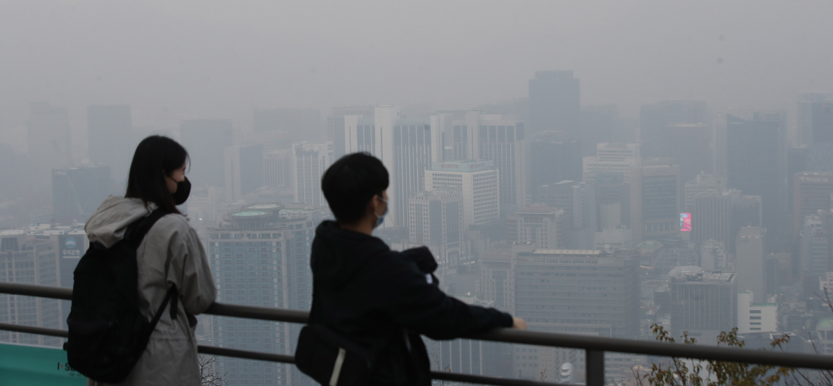 ▲미세먼지와 초미세먼지 모두 나쁨으로 나타나고 있는 19일 오후 서울 중구 남산에서 바라본 서울 시내가 뿌옇게 보이고 있다.  (뉴시스)