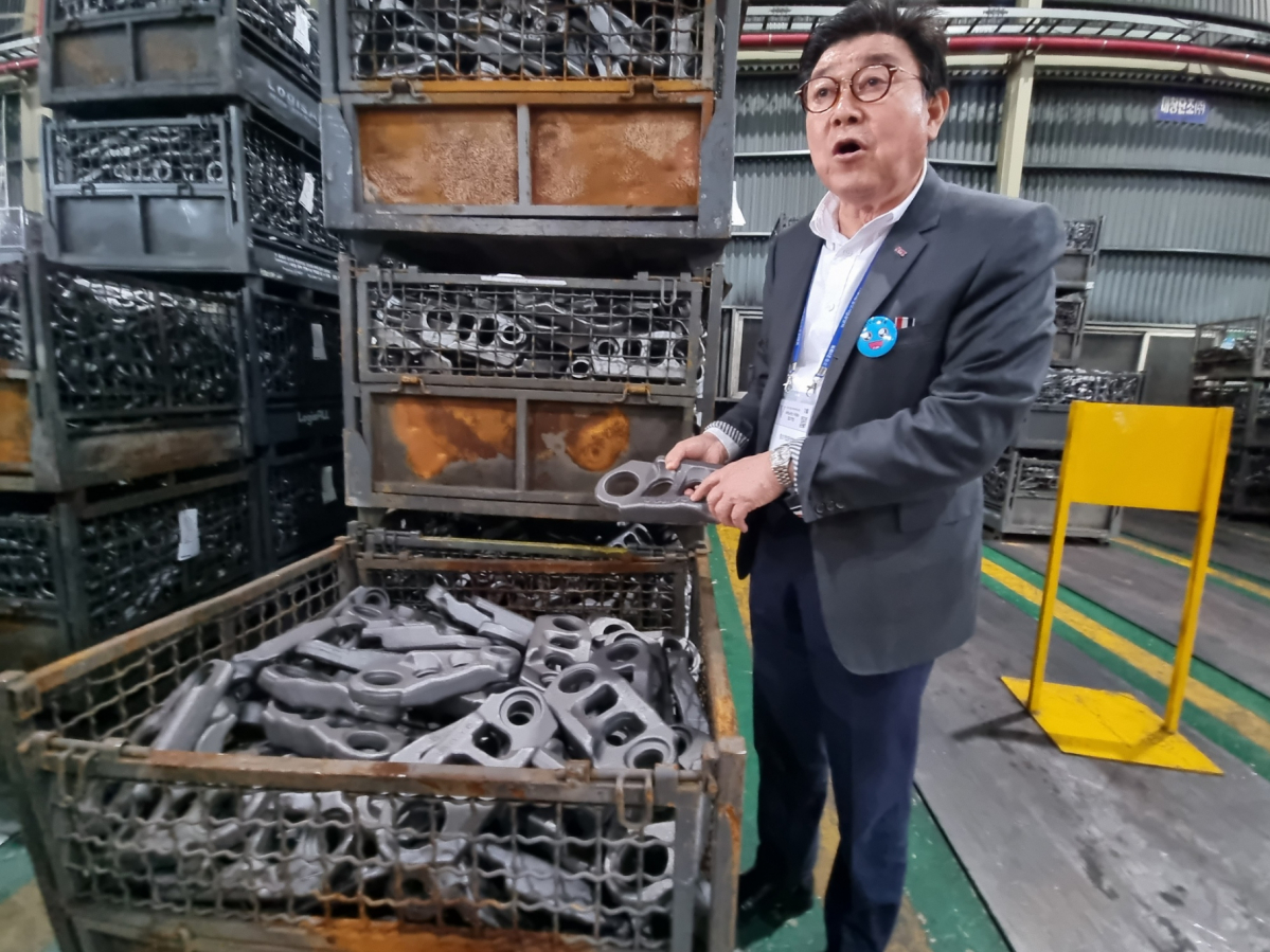 ▲17일 오후 경남 밀양시 북부면에 위치한 열처리 전문 업체 삼흥열처리 공장에서 주보원 회장이 단조품 열처리 과정을 설명하고 있다. (심민규 기자 wildboar@)