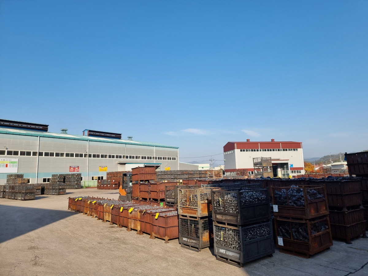 ▲17일 오후 경남 밀양시 북부면에 열처리 전문 업체 삼흥열처리 공장 외부에 단조품이 쌓여 있다. (심민규 기자 wildboar@)