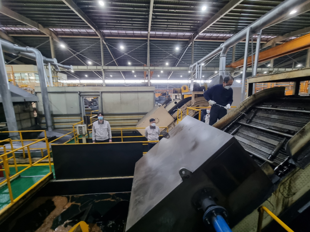 ▲17일 오후 경남 밀양시 북부면에 위치한 열처리 전문 업체 삼흥열처리 공장에서 1차 열처리한 금속 제품에 ‘담금질’ 작업이 진행되고 있다. (심민규 기자 wildboar@)