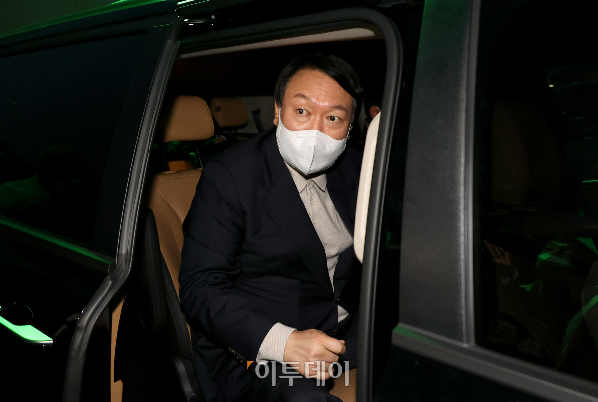 ▲윤석열 국민의힘 대선 후보가 19일 경기 고양시 일산 킨텍스에서 열린 '2021 케이-펫페어 일산' 행사장을 둘러본 뒤 차량에 오르고 있다. (국회사진취재단)