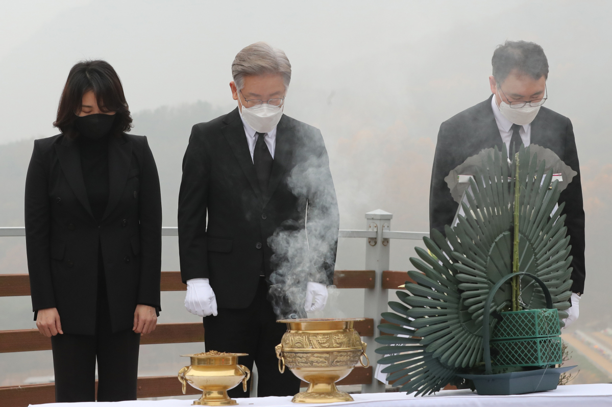 ▲더불어민주당 이재명 대선후보가 연평도 포격전 11주기를 이틀 앞둔 21일 대전시 유성구 국립대전현충원 연평도 포격전 전사자 묘역을 부인 김혜경 씨와 함께 참배하고 있다. (연합뉴스)