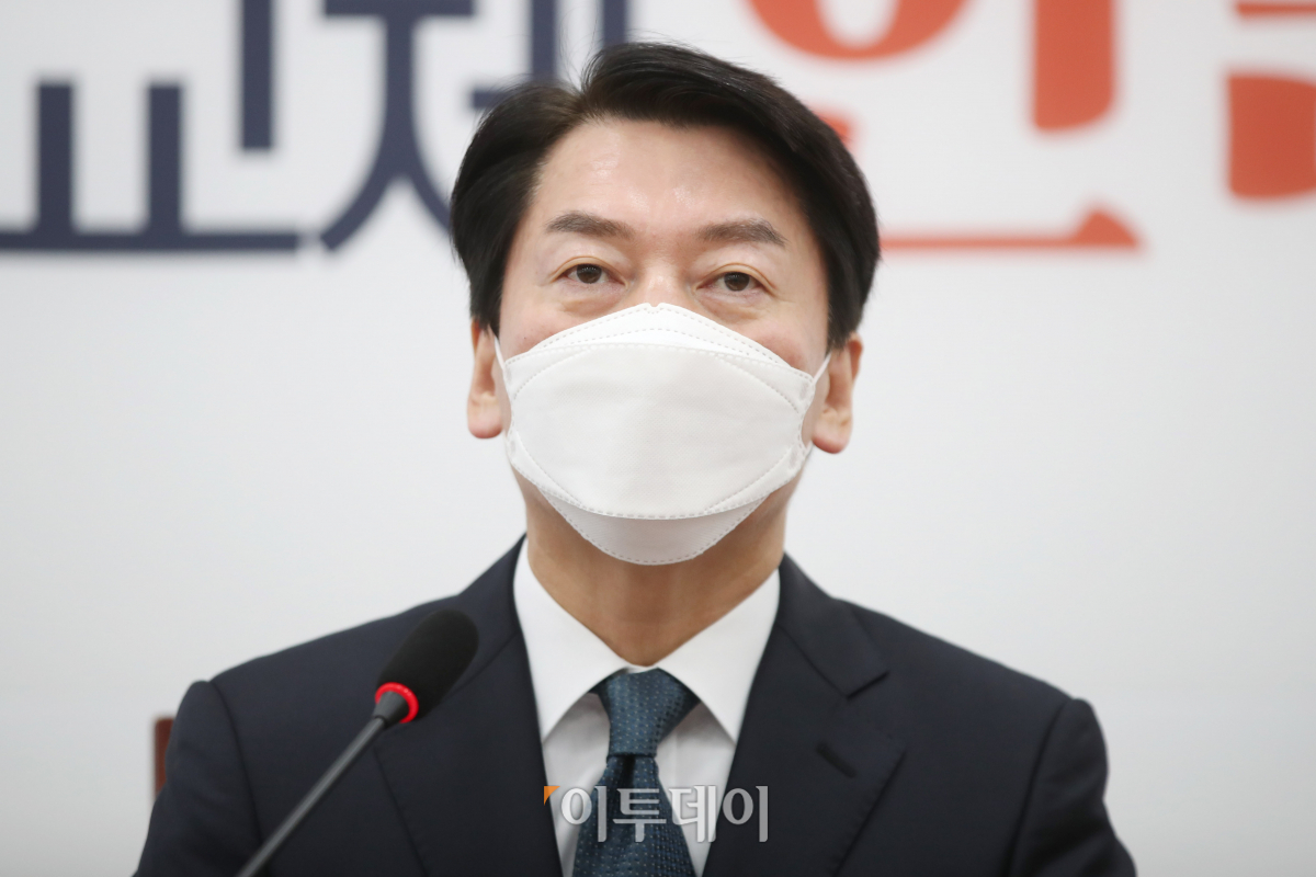 ▲안철수 국민의당 대선 후보가 21일 오전 국회에서 기자회견을 열고 대장동 및 고발사주 의혹과 관련해 쌍특검법안 촉구 및 중재안 제안을 하고 있다. (국회사진취재단)