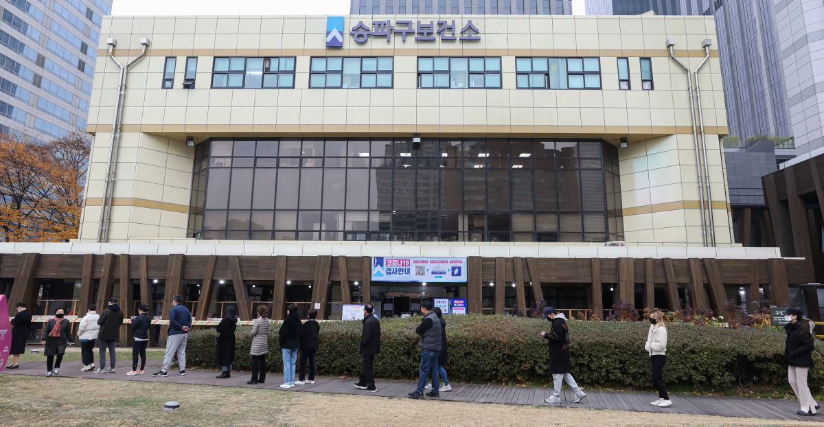 ▲코로나19 신규 확진자가 3,120명으로 집계된 21일 오전 서울 송파구 보건소 선별진료소에서 시민들이 검사를 받기 위해 대기하고 있다. (뉴시스)