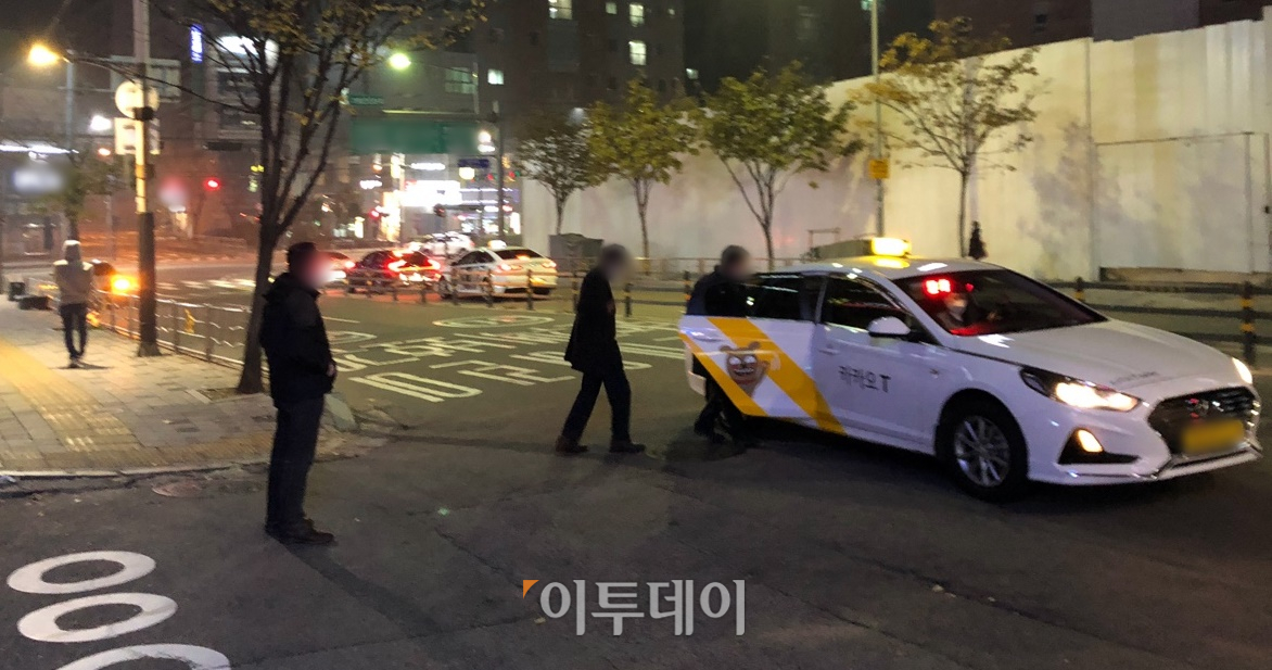 ▲서울 강서구에서 시민들이 택시를 타고 있다. 이들은 택시를 잡기 위해 1시간 이상 길에 있었다고 언급했다. (홍인석 기자 mystic@)