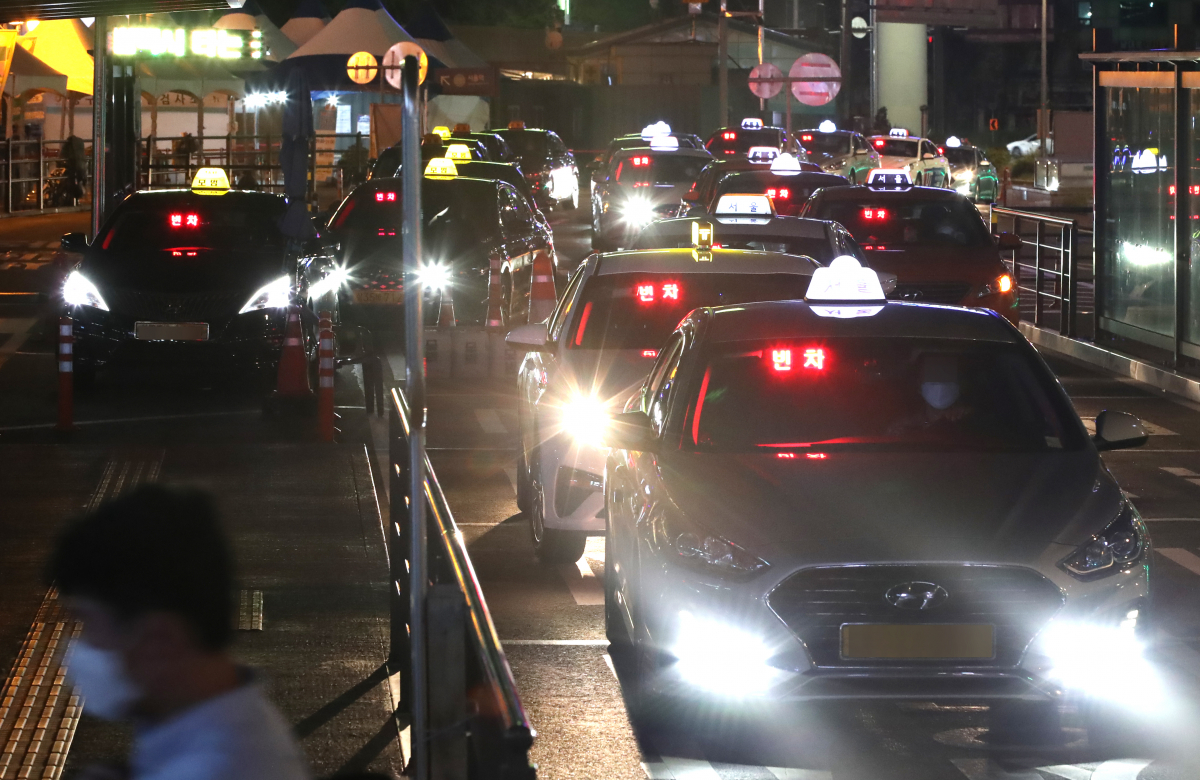 ▲코로나19가 장기화 되며 사회적 거리두기 등으로 매출에 타격을 입은 택시 업계가 울상이다.  (뉴시스)