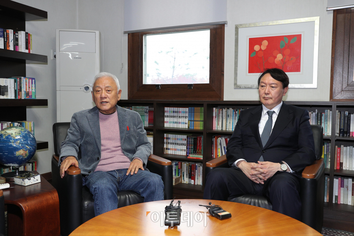 ▲윤석열 국민의힘 대선 후보(오른쪽)가 21일 오후 서울 용산구 김한길 전 민주당 대표 사무실에서 김 전 대표와 회동하고 있다. (국회사진취재단)
