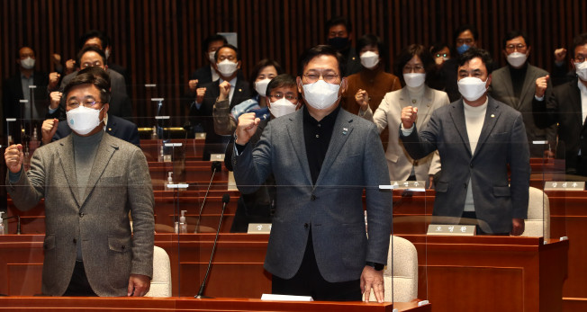 ▲더불어민주당 송영길 상임선대위원장과 윤호중 공동선대위원장이 21일 오후 국회에서 열린 긴급 의원총회에서 의원들과 구호를 제창하고 있다.  (연합뉴스)