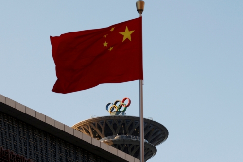 ▲중국 국기가 올림픽 상징인 오륜기를 배경으로 펄럭이고 있다. 베이징/로이터연합뉴스
