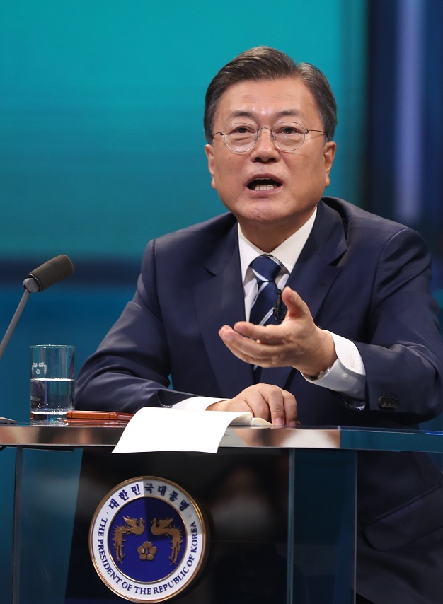 ▲<YONHAP PHOTO-4872> 패널 질문에 답변하는 문재인 대통령 (서울=연합뉴스) 안정원 기자 = 문재인 대통령이 21일 오후 서울 여의도 KBS 공개홀에서 열린 2021 국민과의 대화 '일상으로'에서 국민 패널들의 질문에 답하고 있다. 이번 국민과의 대화는 코로나 위기 극복 관련 방역·민생경제를 주제로 100분간 진행된다. 2021.11.21 jeong@yna.co.kr/2021-11-21 20:50:45/<저작권자 ⓒ 1980-2021 ㈜연합뉴스. 무단 전재 재배포 금지.>