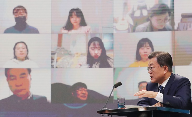 ▲<YONHAP PHOTO-4863> 패널 질문에 답변하는 문재인 대통령 (서울=연합뉴스) 안정원 기자 = 문재인 대통령이 21일 오후 서울 여의도 KBS 공개홀에서 열린 2021 국민과의 대화 '일상으로'에서 국민 패널들의 질문에 답하고 있다. 이번 국민과의 대화는 코로나 위기 극복 관련 방역·민생경제를 주제로 100분간 진행된다. 2021.11.21 jeong@yna.co.kr/2021-11-21 20:48:16/<저작권자 ⓒ 1980-2021 ㈜연합뉴스. 무단 전재 재배포 금지.>