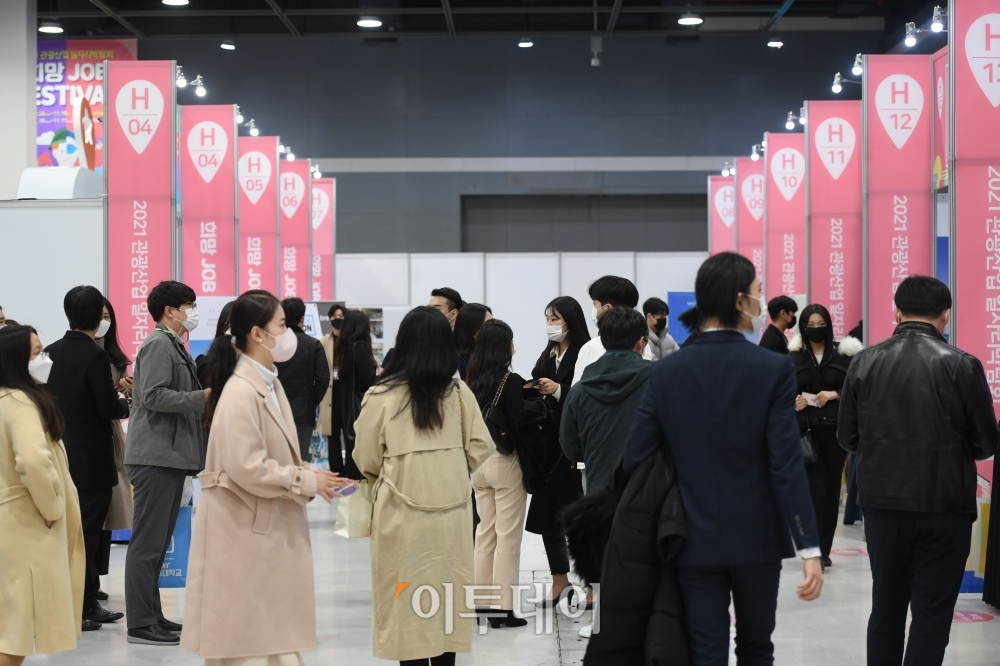 ▲16일 서울 서초구 양재aT센터에서 열린 '2021 관광산업 일자리박람회'에서 구직자들이 채용상담을 받기 위해 대기하고 있다. 조현호 기자 hyunho@ (이투데이DB)