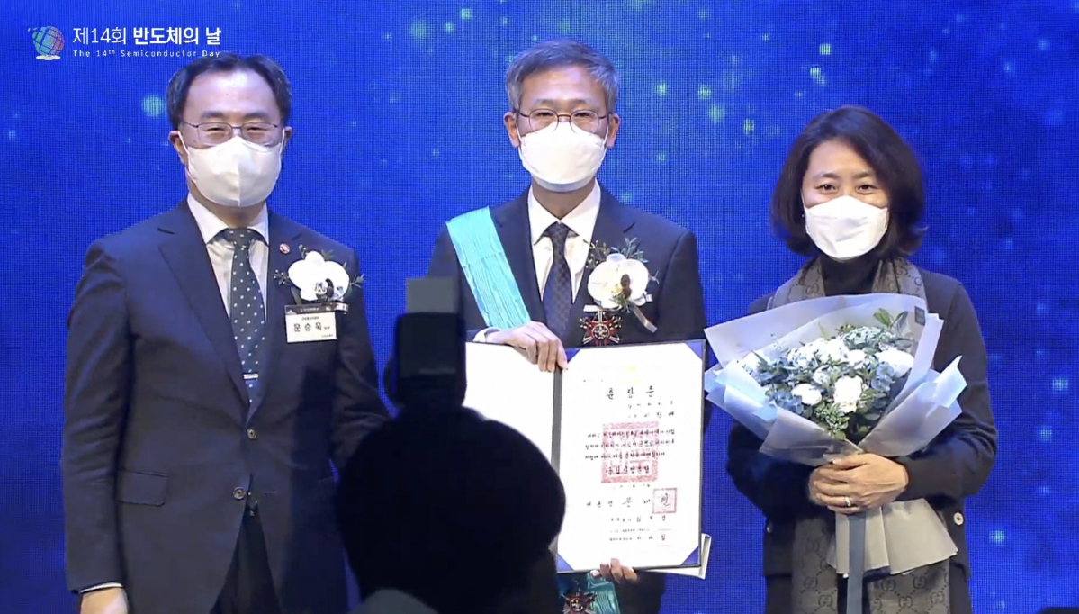 ▲이정배 삼성전자 사장(한국반도체산업협회 협회장)이 금탑산업훈장을 수상했다. (한국반도체산업협회 유튜브 채널 캡처)