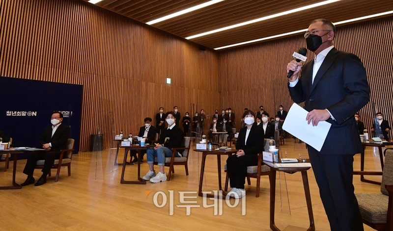 ▲정의선 회장은 향후 3년 동안 직접 고용 3만 명을 포함, 총 4만6000개의 청년 일자리를 창출하겠다고 공언했다. 정부가 추진한 '청년희망 ON' 프로젝트에 참여한 기업 가운데 최다 규모다. (고이란 기자 photoeran@)