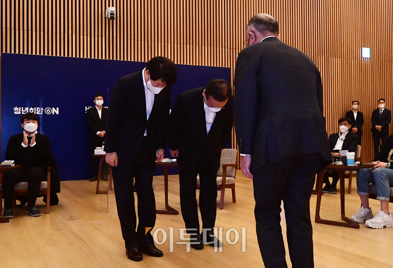 ▲김부겸(가운데) 총리는 행사에 함께 참석한 안경덕(왼쪽) 고용노동부 장관과 정 회장에게 감사의 뜻을 담아 고개를 숙여 인사했다. (고이란 기자 photoeran@)