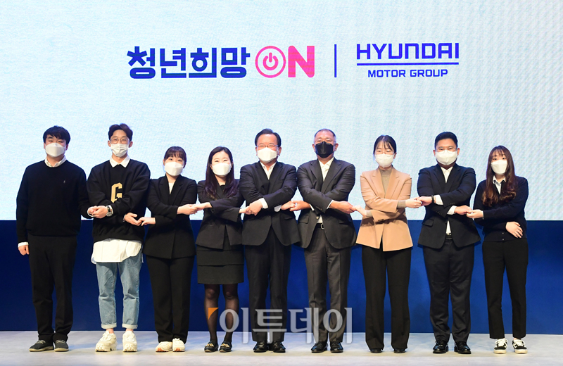 ▲부겸 국무총리(왼쪽 세번째부터)와 정의선 현대자동차그룹 회장이 22일 오전 경기도 고양시 일산 현대모터스튜디오에서 열린 청년희망ON에서 참석자들과 기념촬영을 하고 있다. (고이란 기자 photoeran@)