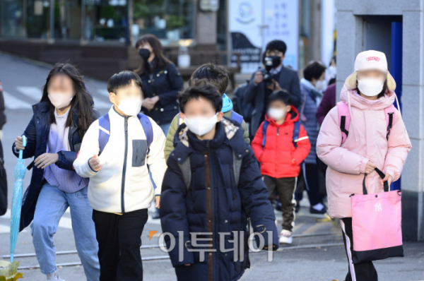 ▲수도권을 포함한 전국 학교가 전면등교를 시작한 22일 서울 용산구 금양초등학교에서 학생들이 등교하고 있다. (조현호 기자 hyunho@)