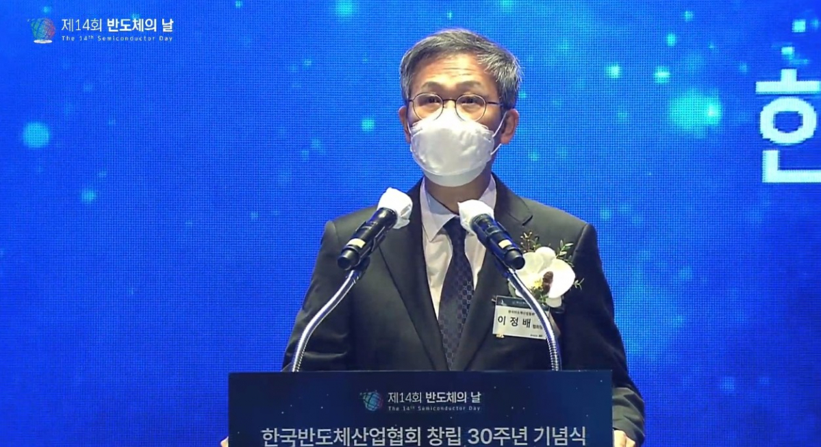 ▲이정배 한국반도체산업협회 협회장 22일 오전 10시 30분 서울 삼성동 코엑스에서 열린 ‘제14회 반도체의 날’ 행사에서 개회사를 하고 있다. (출처=한국반도체산업협회 유튜브 채널 캡처)