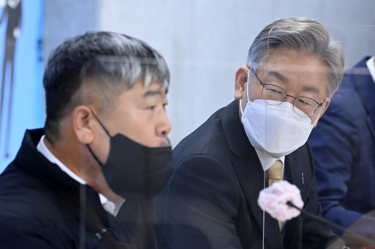 ▲더불어민주당 이재명 대선 후보가 22일 오전 서울 영등포구 여의도동 한국노동조합총연맹에서 열린 한국노총-이재명 후보 정책간담회에서 김동명 한국노총 위원장의 발언을 듣고 있다. (국회사진기자단)