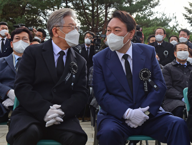 ▲더불어민주당 이재명 대선 후보(왼쪽)와 국민의힘 윤석열 대선 후보가 22일 오후 서울 동작구 국립서울현충원 내 김영삼 전 대통령 묘역에서 열린 6주기 추모식에서 대화하고 있다.  (연합뉴스)