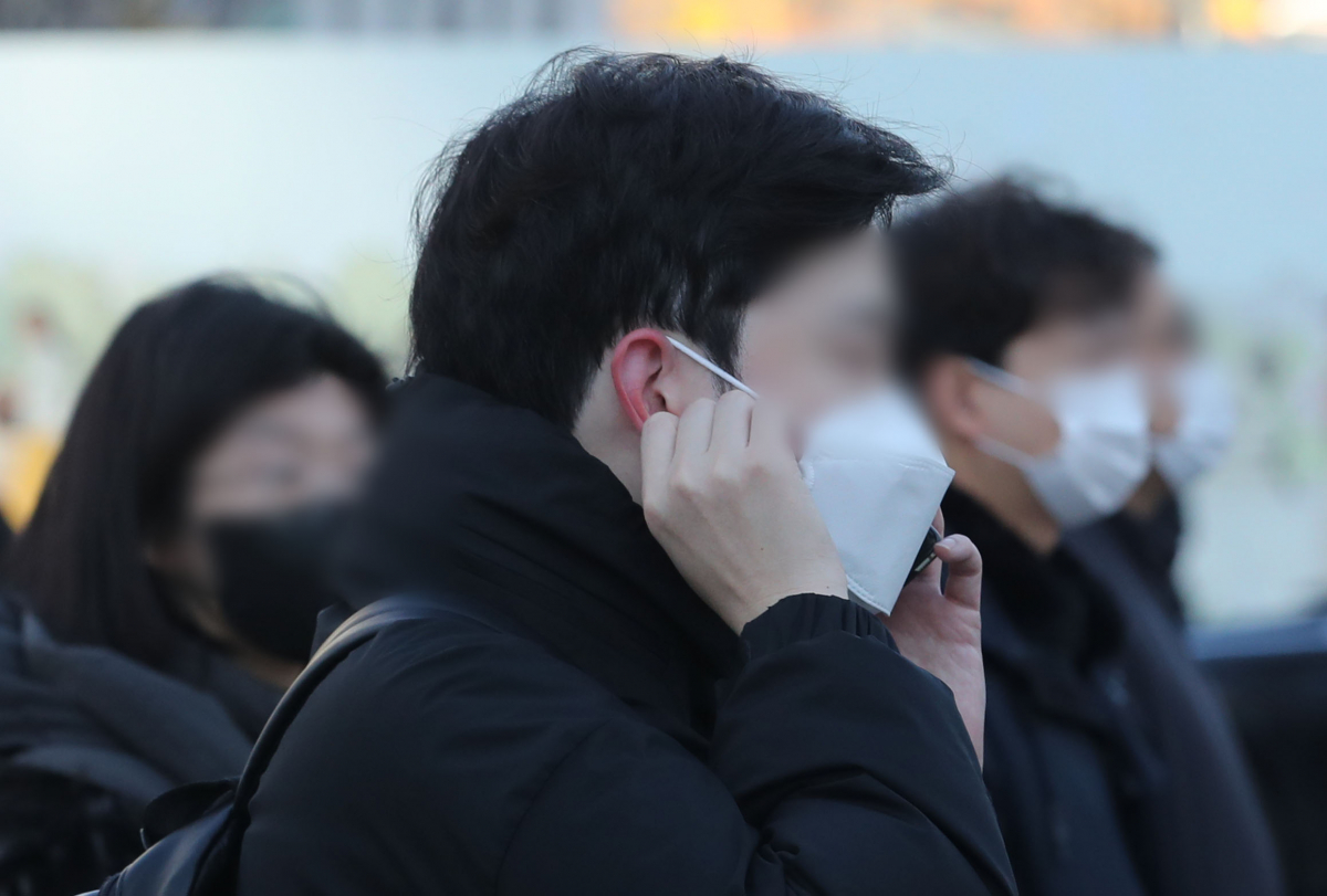 ▲서울을 비롯한 전국 대부분 지역이 영하권 추위를 보이고 있는 12일 오전 서울 종로구 광화문 네거리 인근에서 직장인이 추위에 빨개진 귀를 만지고 있다.  (뉴시스)