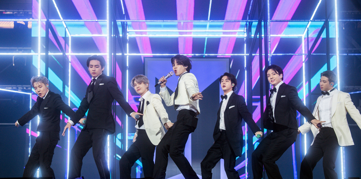 ▲방탄소년단(BTS)이 지난달 2일 오후 인천 중구 파라다이스시티 호텔 플라자에서 열린 '2021 더팩트 뮤직 어워즈(TMA)'에서 화려한 무대를 펼치고 있다. (뉴시스)