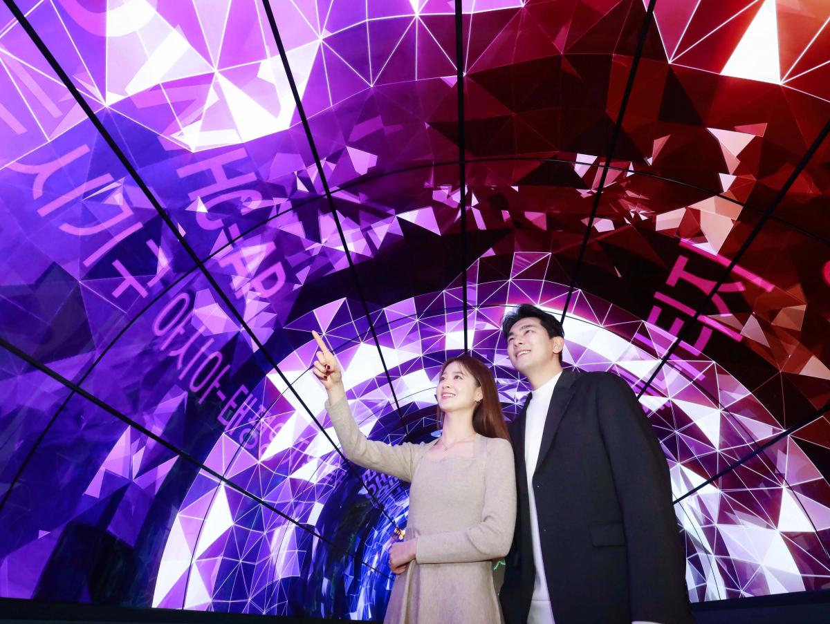 ▲55형 올레드 플렉서블 사이니지 72장으로 조성한 10m 길이 올레드 터널의 모습 (사진제공=LG전자)