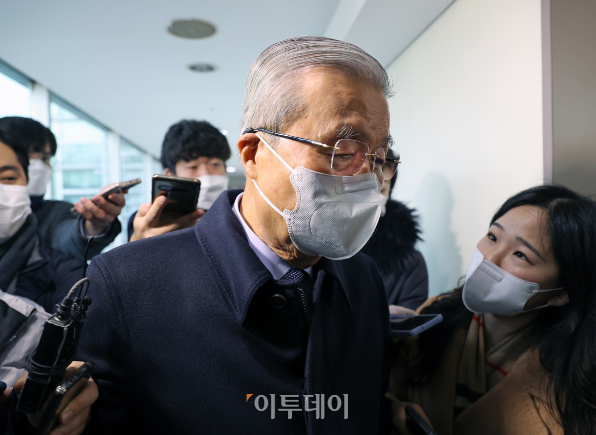 ▲김종인 전 국민의힘 비대위원장이 23일 오전 서울 종로구 사무실로 출근하며 기자들의 질문을 받고 있다. (국회사진취재단)