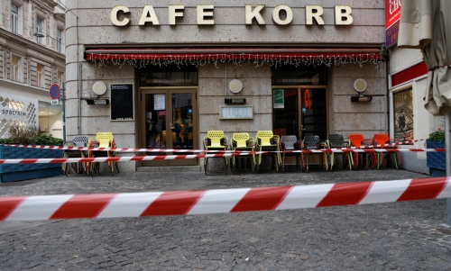 ▲오스트리아 정부의  네 번째 봉쇄 조치로 비엔나 거리 카페가 문을 닫았다. 비엔나/로이터연합뉴스
