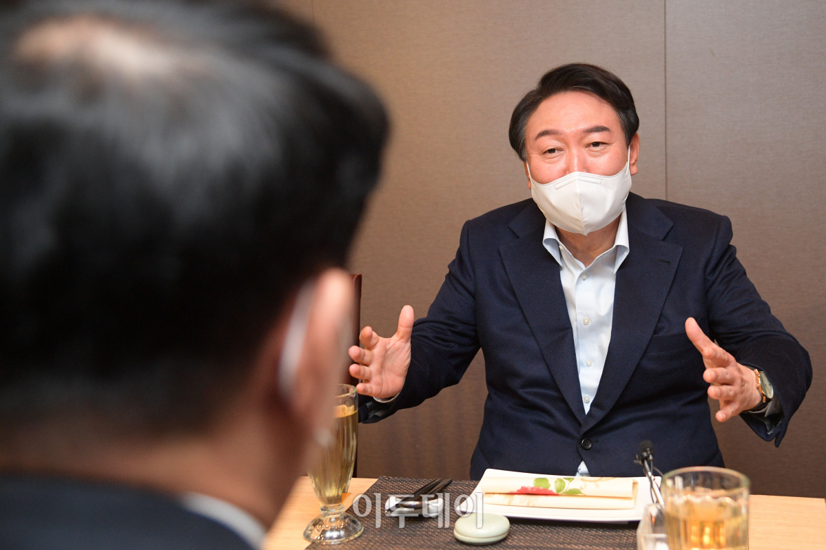 ▲윤석열 국민의힘 대선 후보가 23일 서울 여의도의 한 음식점에서 열린 대선 경선 후보들과의 오찬에서 대화하고 있다. (국회사진취재단)