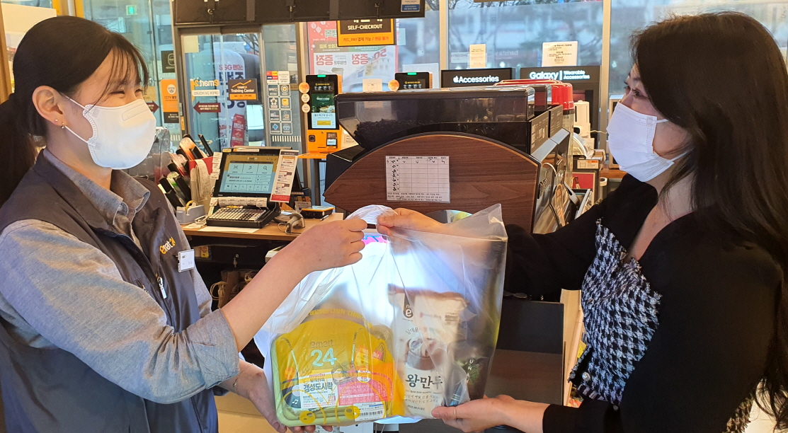 ▲이마트24 고객이 픽업 서비스로 주문한 상품을 이마트24에서 수령하고 있다. (사진제공=이마트24)