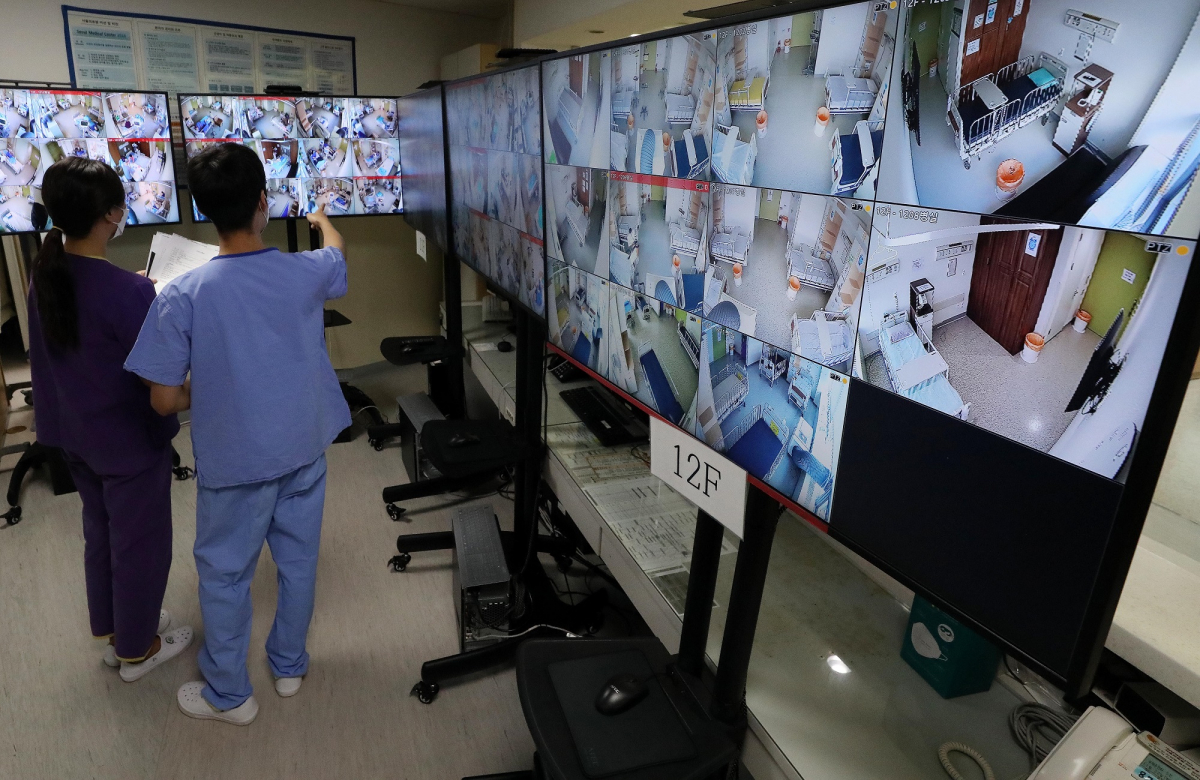 ▲22일 오후 서울 중랑구 서울의료원 코로나19 종합상황실에서 의료진들이 병상 CCTV를 살펴보고 있다. 이날 보건복지부 중앙사고수습본부(중수본)에 따르면 현재 하루 이상 병상 대기자는 수도권만 총 907명이다. 비수도권 병상 대기자는 없다. (뉴시스)