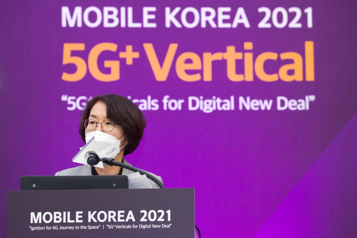 ▲임혜숙 과학기술정보통신부 장관이 23일 오후 서울 강남구 임피리얼팰리스호텔에서 열린'모바일코리아 2021 개회식' 에 참석해 환영사를 하고 있다.  (사진제공=과학기술정보통신부)
