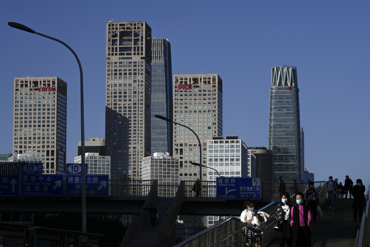 ▲지난달 26일 중국 베이징에서 마스크를 쓴 사람들이 지나가고 있다. 베이징/AP연합뉴스