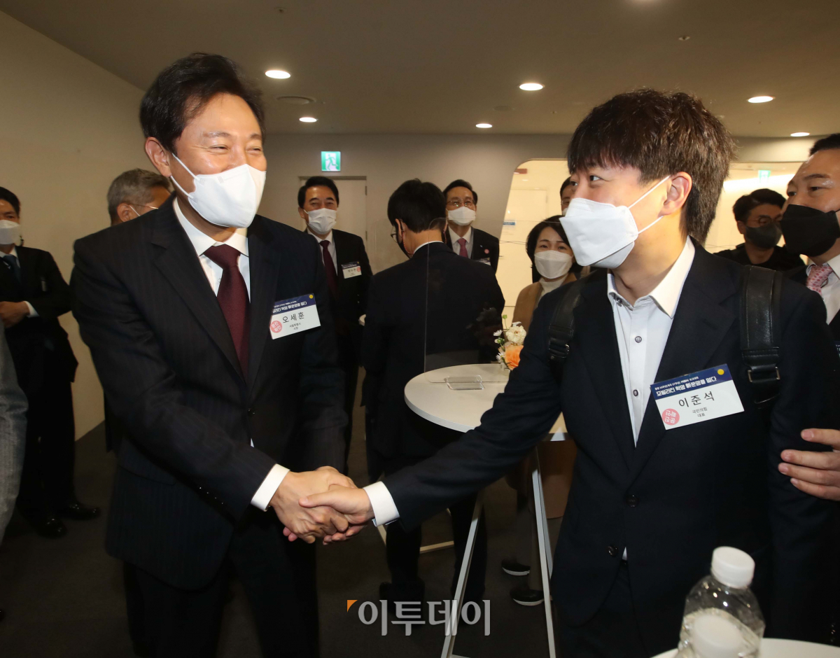 ▲이준석 국민의힘 대표(오른쪽)와 오세훈 서울시장이 23일 서울 중구 동대문디자인플라자에서 열린 MBN 종편 10주년·개국 27주년 국민보고대회에 앞서 인사하고 있다. (국회사진취재단)