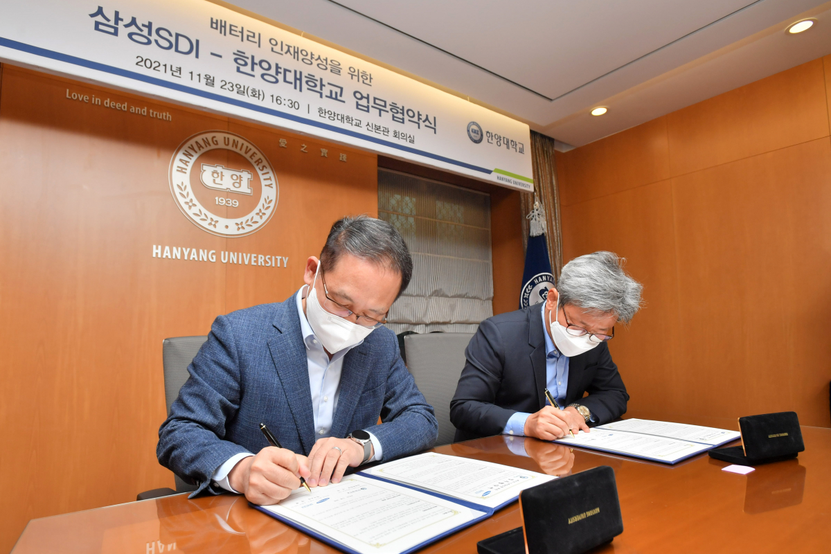 ▲23일 한양대학교에서 삼성SDI와 한양대학교가 '한양대-삼성SDI 배터리 인재양성 과정' 협약을 체결하고 있다.           (삼성SDI 연구소장 장혁 부사장(왼쪽), 한양대 이주 공과대학 학장(오른쪽) (사진제공=삼성SDI)