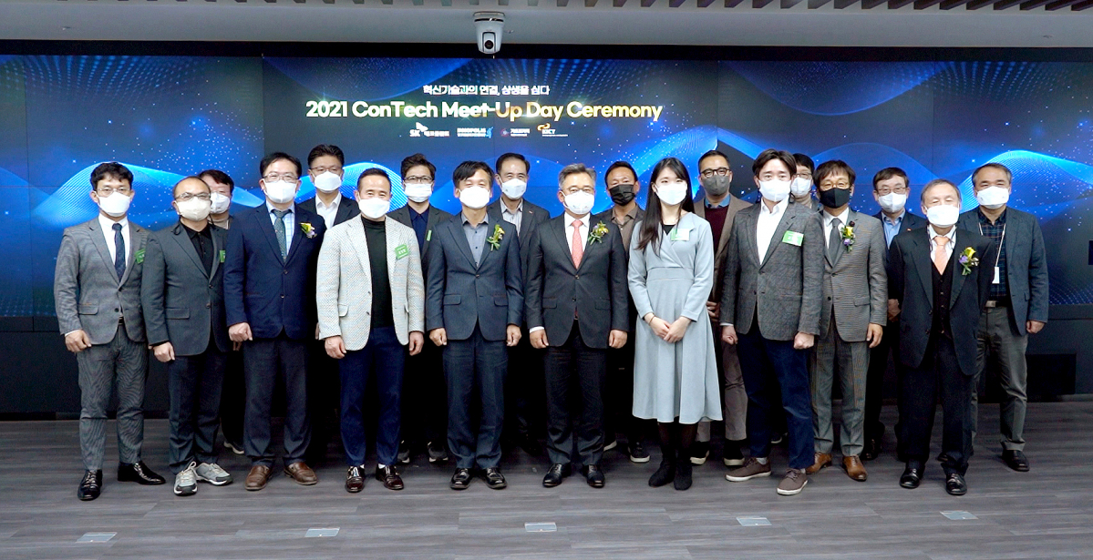 ▲박경일 SK에코플랜트 사장(앞줄 왼쪽 여섯번째)과 선정 기업 대표들이 기념촬영을 하고 있다. (자료제공=SK에코플랜트)