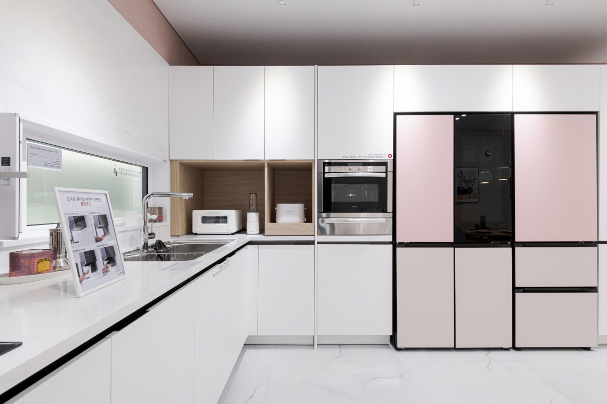 ▲'LX Z:IN(LX지인) 셀렉션 제스트(ZEST)' 시리즈 중 크림화이트 제품을 적용된 주방 모습. (사진제공=LX하우시스)