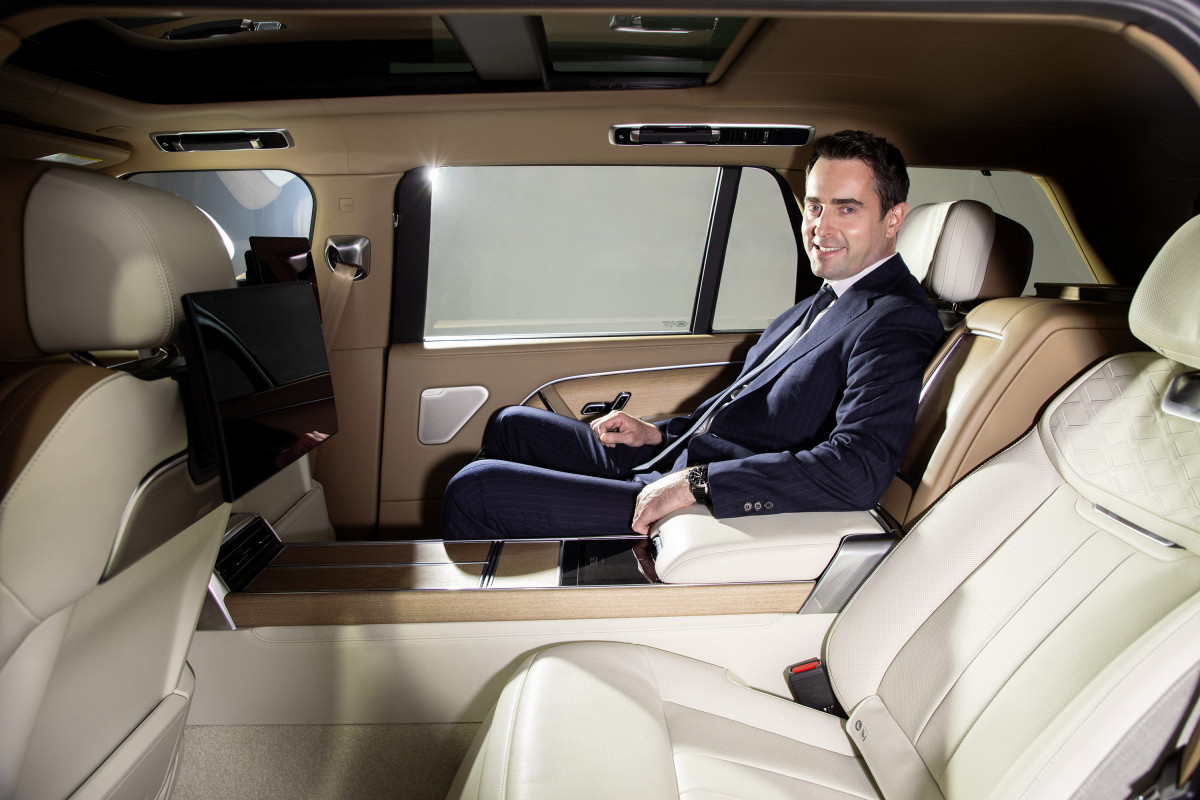 ▲새 모델은 차 길이와 승차 정원에 따라 4인승과 5인승, 7인승으로 나온다. '로빈 콜건' 랜드로버 코리아 법인장이 직접 4인승 모델의 뒷 자리에 앉았다.  (사진제공=랜드로버 코리아)