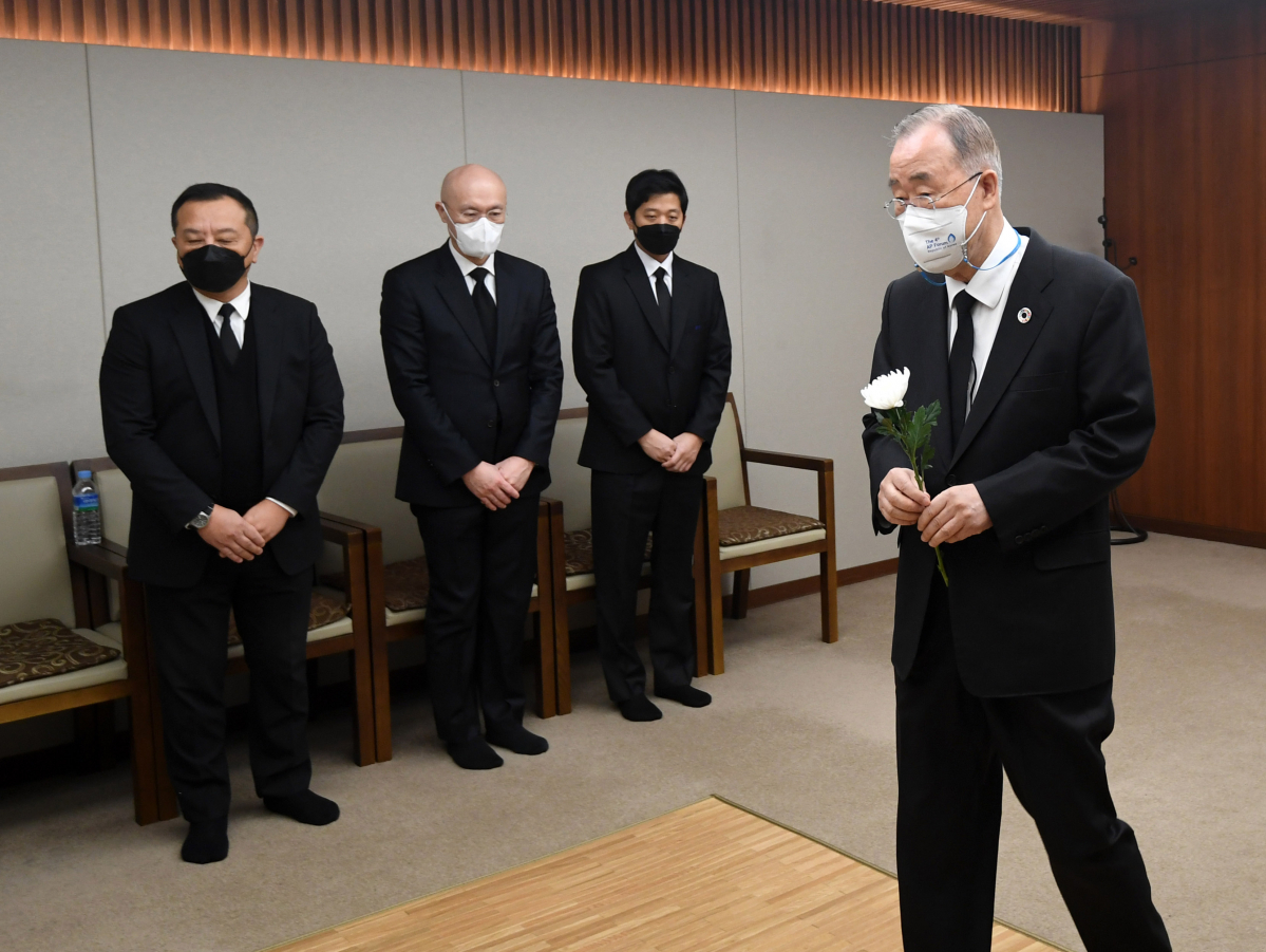 ▲반기문 전 유엔사무총장이 24일 서울 서대문구 세브란스병원 신촌장례식장에 마련된 전직 대통령 故 전두환 씨의 빈소에서 조문하고 있다. (공동취재사진)